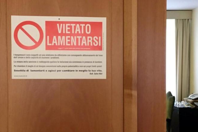 El cartel (en italiano) en blanco y rojo, acompañado del signo de prohibido, en el despacho del PontĂfice. Fuente: Vatican Insider.